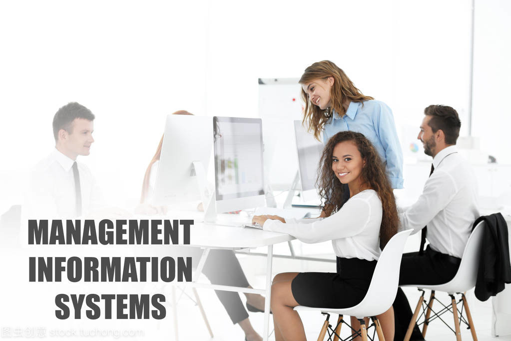 管理信息系統(tǒng)的概念。商務(wù)會(huì)議辦公室里的人